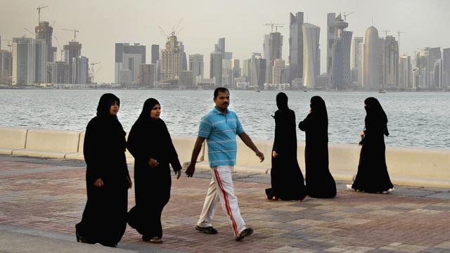 Des passants sur le bord de mer à Doha. [AP/Keystone - Kamran Jebreili]