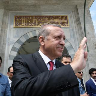Le président Recep Tayyip Erdogan salue ses partisans à Istanbul. [AFP - YASIN BULBUL]