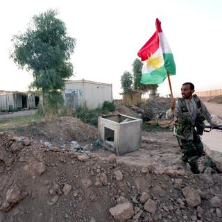 Une drapeau du Kurdistan brandi près de l'ancien QG des combattants peshmergas, dans la ville irakienne de Kirkouk, en octobre 2017. [Keystone - Murtaja Lateef]