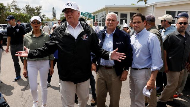 Donald Trump et son épouse Melania, accompagnés du vice-président Mike Pence et du sénateur Marco Rubio (à droite) jeudi en Floride. [Reuters - Jonathan Ernst]