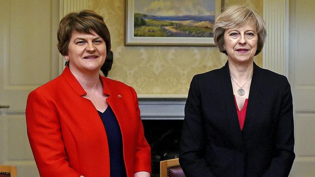 Arlene Foster et Theresa May, ici en juillet 2016 à Belfast. [AP/Keystone - Charles McQuillan]