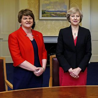 Arlene Foster et Theresa May, ici en juillet 2016 à Belfast. [AP/Keystone - Charles McQuillan]