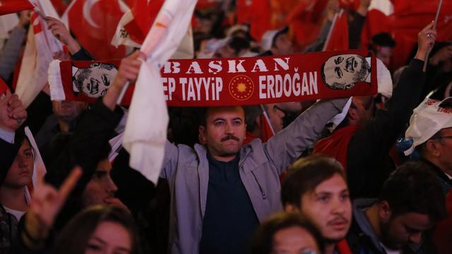 Des partisans du président turc Recep Tayyip Erdogan célébrant l'acceptation du référendum. [Keystone - Tumay Berkin - EPA]