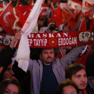 Des partisans du président turc Recep Tayyip Erdogan célébrant l'acceptation du référendum. [Keystone - Tumay Berkin - EPA]