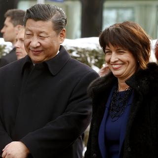 Le président chinois, son épouse (à gauche), et Doris Leuthard, à Berne ce dimanche. [AFP - ARND WIEGMANN]