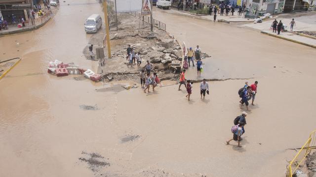 Des Péruviens fuient la montée des eaux près de Lima. [AFP - Aaron Heredia]