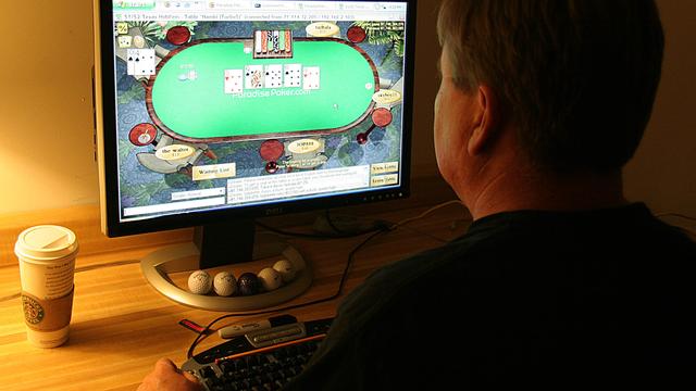 Un homme jouant au poker en ligne. [afp - Karen Bleier]