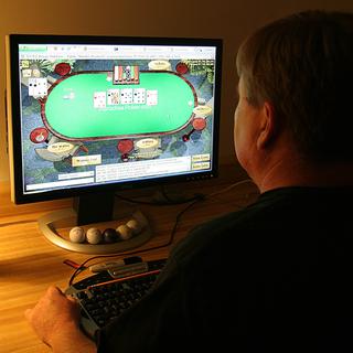 Un homme jouant au poker en ligne. [afp - Karen Bleier]