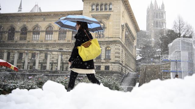 Lausanne et sa cathédrale sous la neige, lundi 18 décembre au matin. [Keystone - Laurent Gillieron]