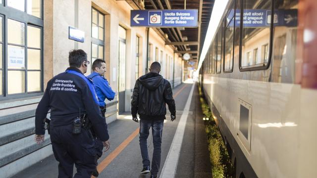 Ils étaient montés sur le toit d’une rame de train en Lombardie dans l’espoir d’entrer en Suisse en échappant au contrôle des gardes-frontières. Le premier était un Ghanéen de 20 ans mort électrocuté, le pronostic vital du second - Un Camerounais de 27 - est encore réservé. Deux drames qui ont choqué l’opinion publique et fait réagir les ONG et les CFF. Nicole della Pietra

©
Le premier épisode, s’était produit fin février, le second à peine trois semaines plus tard. Des jeunes gens prêts à prendre tous les risques, au péril de leur vie, pour passer entre les mailles du filet à la frontière et éviter ainsi d’être renvoyés par la Suisse ers l’’Italie. Depuis ces deux drames, plusieurs manifestations de solidarité ont été organisées entre Côme et Chiasso. Des ONG italiennes, telles que Caritas, indiquent qu’elles vont informer les migrants des dangers que comporte une telle traversée de la frontière. De leur côté, les CFF vont organiser des contrôles ciblés pour comprendre à quel endroit et de quelle manière ces clandestins s’y prennent pour monter sur le toit des wagons qui circulent entre la Lombardie et le Tessin, a fait savoir un porte-parole. Sachez encore que hormis le rail, d’autres migrants n’hésitent pas non plus à s’engager à pied sur l’autoroute ou à travers des tunnels routiers ou ferroviaires qui relient les deux pays, toujours dans le but de rejoindre la Suisse pour poursuivre le périple vers le nord de l’Europe. fin [Keystone - Gaetan Bally]