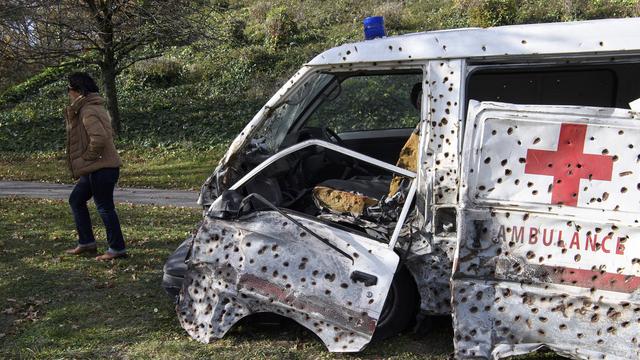 Jeudi 23 novembre: une ambulance factice criblée d'impacts de balles au siège du Comité international de la Croix-Rouge (CICR) à Genève dans le cadre d'une campagne de sensibilisation au respect du droit international humanitaire. [Martial Trezzini]