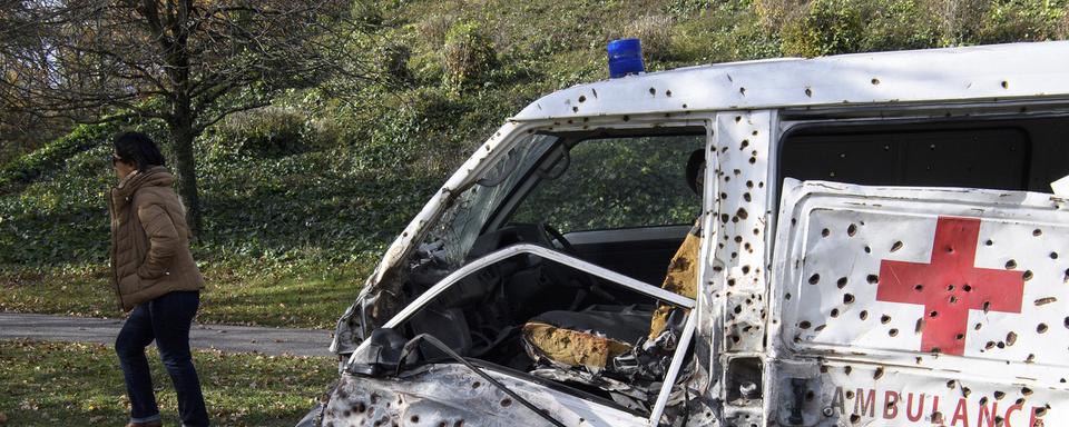 Jeudi 23 novembre: une ambulance factice criblée d'impacts de balles au siège du Comité international de la Croix-Rouge (CICR) à Genève dans le cadre d'une campagne de sensibilisation au respect du droit international humanitaire. [Martial Trezzini]