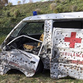 Jeudi 23 novembre: une ambulance factice criblée d'impacts de balles au siège du Comité international de la Croix-Rouge (CICR) à Genève dans le cadre d'une campagne de sensibilisation au respect du droit international humanitaire. [Martial Trezzini]