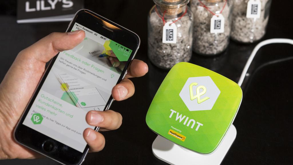 L'application Twint permet l'achat sans contact via un smartphone. [Photopress/Keystone - Dominic Steinmann]