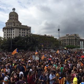 Plusieurs milliers de séparatistes se sont rassemblés dans le centre de Barcelone. [RTS - Cédric Guigon]