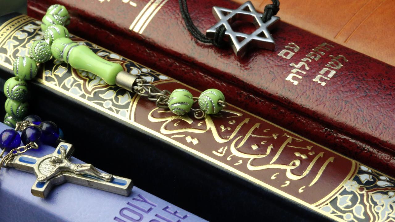 La Bible, le Coran, et la Torah.