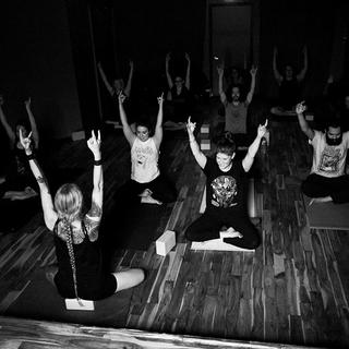 La professeur de metal yoga américaine Saskia Thode délivre son cours. [DR]