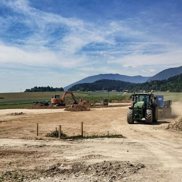 Le chantier de la construction de la halle d'engraissement de Coffrane (NE). [RTS - Adrien Zerbini]