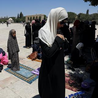 Des femmes palestiniennes prient à Jérusalem. [Reuters - Ammar Awad]
