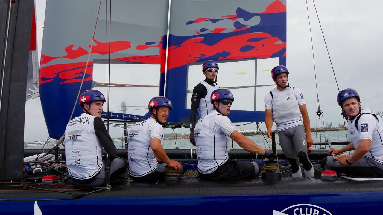 Le Team Tilt défend les couleurs suisses à la Coupe de l'America des jeunes. De gauche à droite: Nils Theuninck, Jocelyn Keller, Arthur Cevey, Sébastien Schneiter. Debout: Florian Trüb, Jérémy Bachelin. [Team Tilt - Team Tilt]