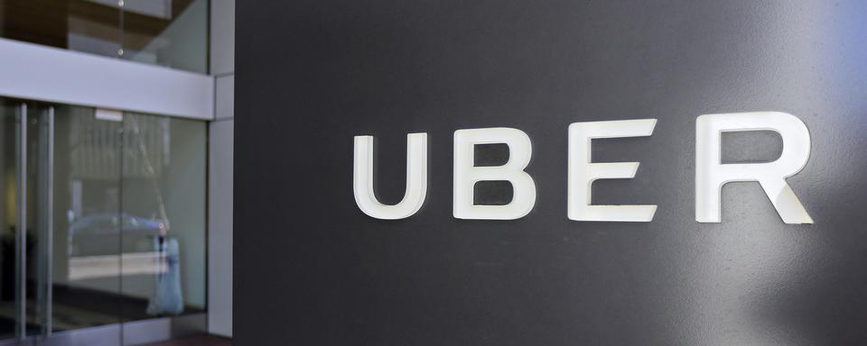 Le logo d'Uber devant le siège de l'entreprise à San Francisco. [Keystone - Eric Risberg]