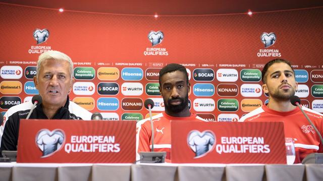 Djourou (au milieu) a été au centre des questions lors de la conférence d'avant-match. [Laurent Gilliéron]