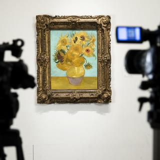 Deux caméras s'apprêtent à filmer le tableau "Les Tournesols" de Van Gogh accroché au Philadelphia Museum of Art pour le Facebook live du 14 août 2017. [AP Photo / Keystone - Matt Rourke]