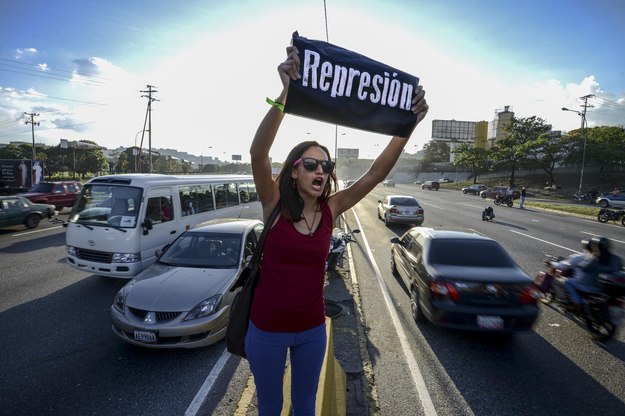 Une étudiante qui s'oppose au gouvernement de Nicola Maduro, lors d'une manifestation à Caracas, le 30 mars 2017. [AFP - Juan Barreto]