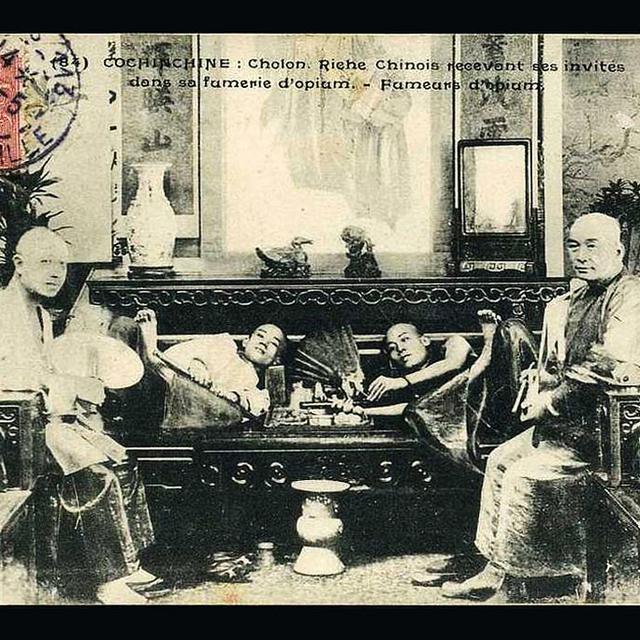 Riche Chinois recevant ses invités dans sa fumerie d'opium. [© manhhai / flickr]