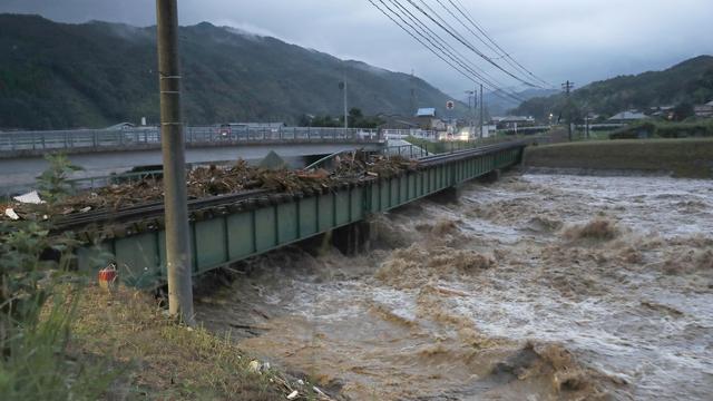 Une rivière en crue dans la province de Fukoka sur l'île de Kyushu au Japon. [Reuters - Kyodo]