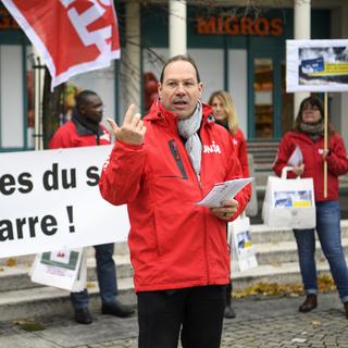 Yves Defferard, secrétaire syndical d'UNIA, lors d'une mobilisation contre l'extension des horaires d'ouverture de Migros. [Keystone - Laurent Gillieron]
