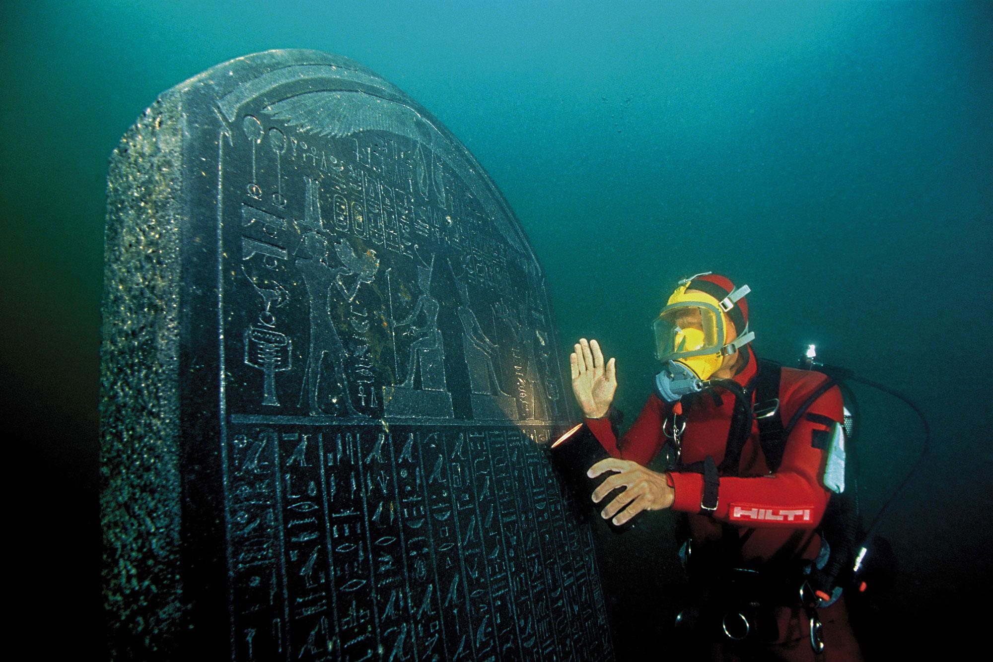 Stèle de Thônis-Héracléion, baie d’Aboukir, Égypte. [Franck Goddio / Hilti Foundation - Christoph Gerigk]