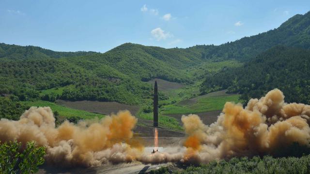 Une photo d'un missile nord-coréen diffusée par les autorités de Pyongyang le 4 juillet dernier (image d'illustration). [EPA/KCNAKeystone]