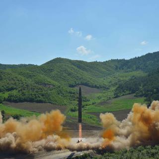 Une photo d'un missile nord-coréen diffusée par les autorités de Pyongyang le 4 juillet dernier (image d'illustration). [EPA/KCNAKeystone]