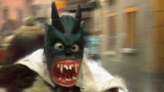 Une peluche du carnaval d'Evolène en 1989. [RTS]