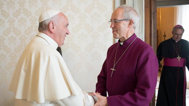 Le pape François et l'archevêque de Canterbury, Justin Welby, primat de l'Eglise anglicane. [AFP - Osservatore Romano]