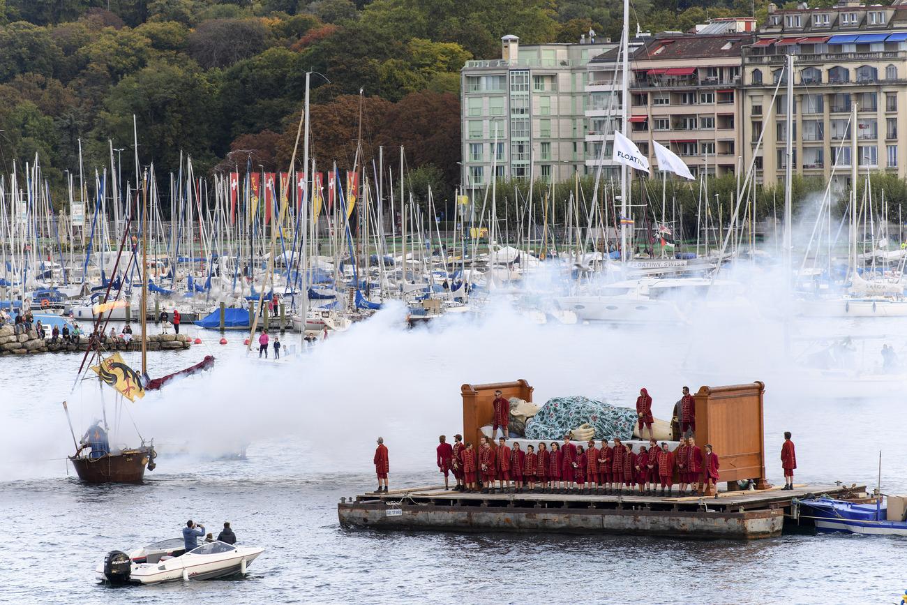 Les Géants quittent Genève sur une barge dimanche premier octobre 2017. [Keystone - Martial Trezzini]