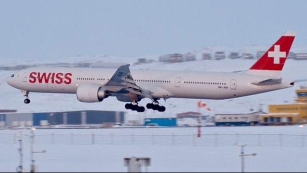 Le vol Swiss LX40 photographié lors de son atterrissage à Iqaluit. [Radio Canada - Frank Reardon]