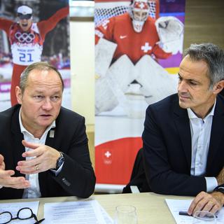 Le président de Swiss Olympic Juerg Stahl (à gauche) et le directeur de Swiss Olympic Roger Schnegg ce mercredi a Lausanne. [Laurent Gilliéron]