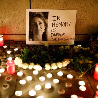 Fleurs et bougies en hommage à la journaliste maltaise Daphne Caruana Galizia, morte dans un assassinat à la voiture piégée. [Keystone - Axel Schmidt]