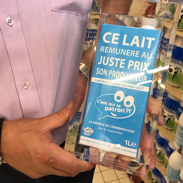 14 millions de litres de lait eco-responsable ont été vendus après 7 mois de commercialisation. [RTS - Cynthia Racine]