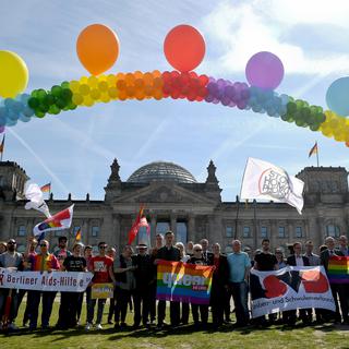 Manifestation contre l'homophobie et la transphobie devant la Parlement allemand, en mai dernier. [Britta Pedersen]
