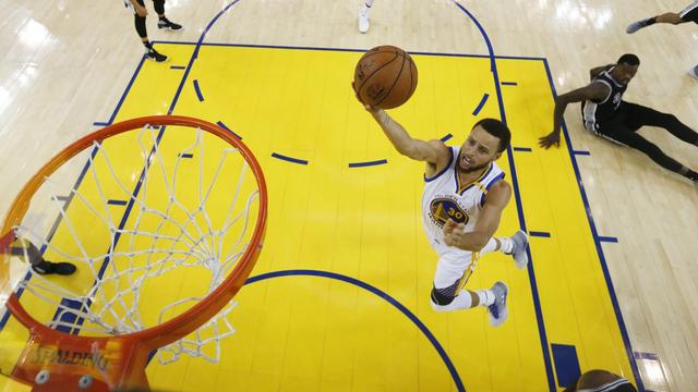 Stephen Curry s'est montré intraitable avec la défense des Spurs. [Keystone - Marcio Sanchez]