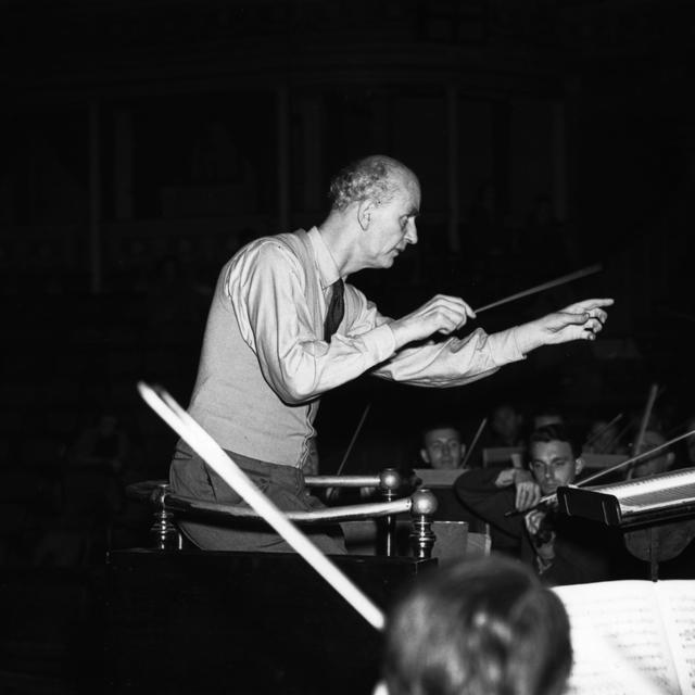 Le chef d'orchestre allemand Wilhelm Furtwangler en 1948 à la tête du Vienna Philharmonic Orchestra. [Keystone / Getty Images]