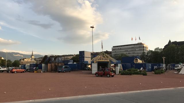 Abraham Poincheval, au centre de l'image, perché sur un mât à Plainpalais. [RTS - Tamara Muncanovic]