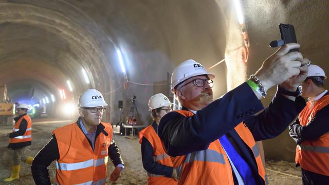 Le conseiller d'Etat genevois Luc Barthassat se prend en photo lors de la cérémonie du percement du tunnel de Champel le 8 juin 2017. [Keystone - Martial Trezzini]