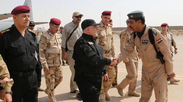 Le Premier ministre irakien Haïdar Al Abadi (c.) s'est rendu dimanche à Mossoul pour y annoncer la reconquête de la deuxième ville du pays. [Iraqi Prime Ministry Press Office - Handout - Anadolu Agency]