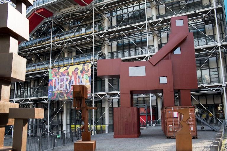 La sculpture monumentale "Domestikator" de l'artiste Joep Van Lieshout, au Centre Georges Pompidou dans le cadre de la FIAC 2017 à Paris. [AFP - Emeric Fohlen/NurPhoto]