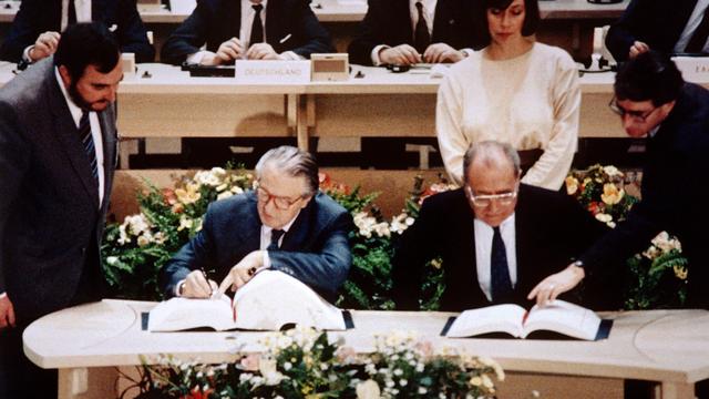 Traité de Maastricht (07.02.1992): les premiers jalons de l'union économique et monétaire sont posés. [AFP]