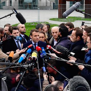 Le candidat à la présidentielle Emmanuel Macron, entouré de journalistes. [AFP - John MACDOUGALL]